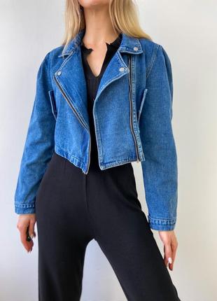 Укороченная джинсовая курточка косуха синяя9 фото