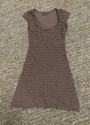 Коричнева базова легенька сукня з грайливими воланами в обтяжку з декольте xs s