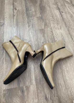 Трендовые кожаные бежевые сапоги с длинным носком в стиле zara3 фото