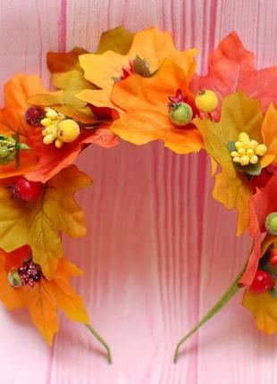 Осінній обруч з листям, ягодами та шипшиною