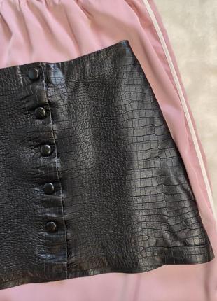 Черная кожаная юбка мини трапеция змеиная кожа рептилии рельефная с пуговицами спереди5 фото