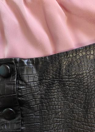 Черная кожаная юбка мини трапеция змеиная кожа рептилии рельефная с пуговицами спереди6 фото