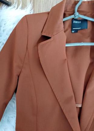 Удлененный коричневый пиджак blanco2 фото