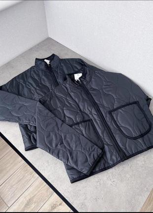 Женская короткая стеганая куртка на молнии8 фото