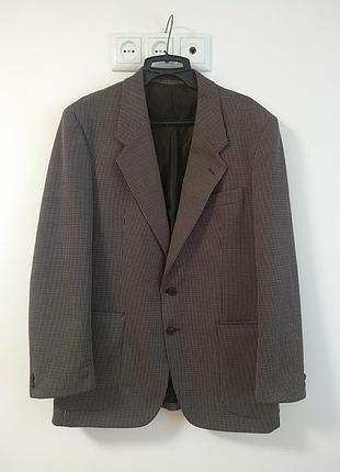 Пиджак в мелкую клетку.
