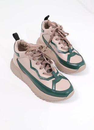 Кросівки жіночі