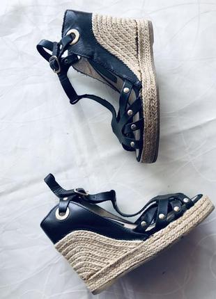 Босоножки на высокой скрытой танкетке