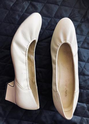 Туфлі база лодочки шкіра 37 38 молочні беж