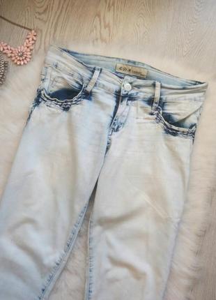 Светлые голубые джинсы с резинками стрейчевые белые джоггеры скинни узкачи2 фото