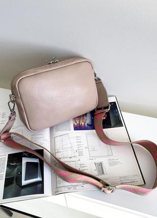Жіноча пудрова шкіряна (кожаная) сумка з широким ремнем, італія5 фото
