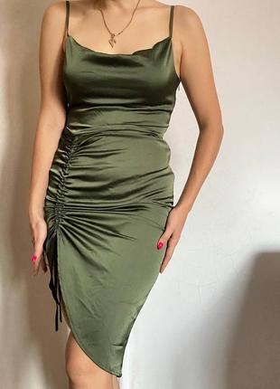 Сатинова сукня міді зі збіркою кольору хакі2 фото