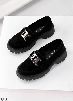 Замшеві чорні демісезонні туфлі на тракторній підошві, з декоративним ланцюжком
