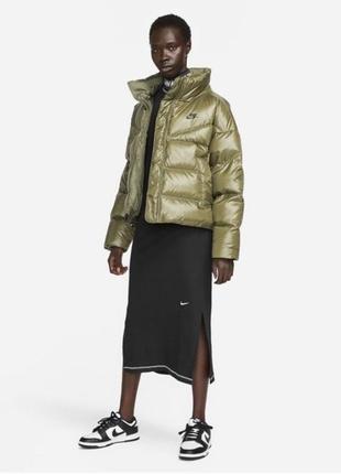 Зимняя оливковая куртка пуховик женская nike sportswear therma-fit city series7 фото