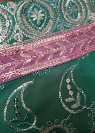 Сари зеленого цвета