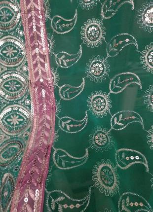 Сари зеленого цвета