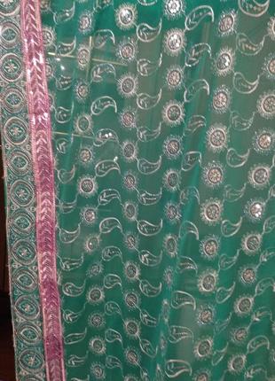 Сари зеленого цвета