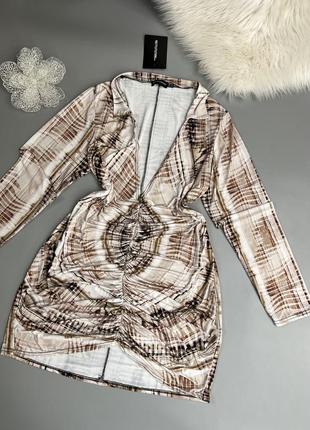 Плаття в принт , стильна  модель  з драпіровкою зпереду