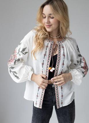 Жіноча вишиванка, оздоблена вишивкою, жіноча вишиванка, сорочка з вишивкою сорочка з вишивкою, вишита сорочка, рукава з квітами