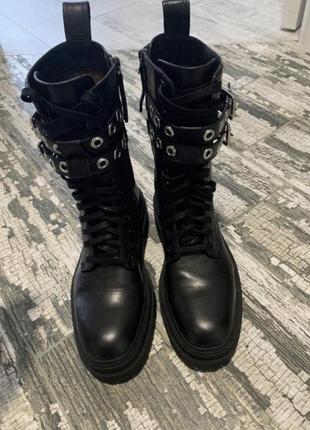Трендовые кожаные ботинки zara