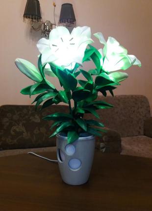 Світильник з ізолону лілії.