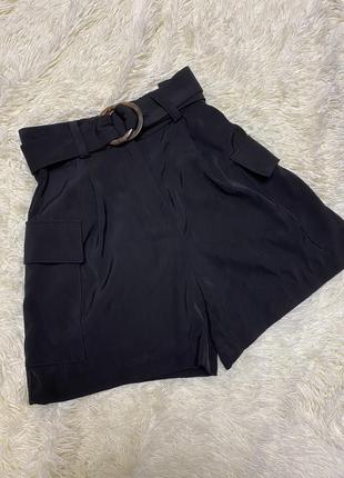 Чорні шорти на дуже високій посадці