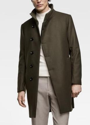 Чоловіче пальто zara кольору - хакі, з асиметричним коміром, на ґудзиках, з кишенями
