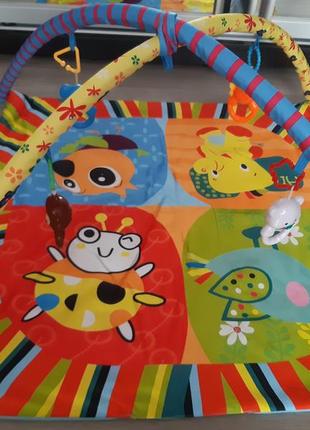 Розвиваючи з дугами та підвісними іграшками