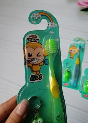 Дитяча зубна щітка + іграшка2 фото