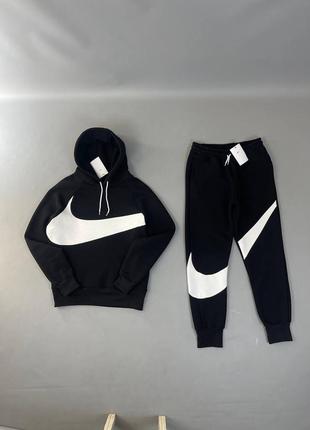 Универсальный чёрно-белый спортивный костюм nike чоловічий чорно-білий спортивний костюм nike