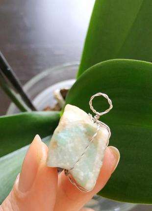 Кулон із необробленого каменю на дроті ′амазоніт′