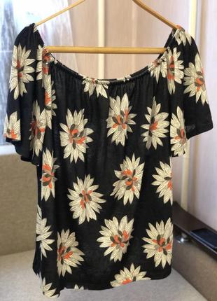 Блуза зі спущеним плечем