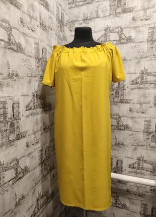 Гірчичне жовте плаття призібране на груддях