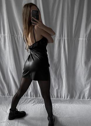 Невероятное облегающее черное платье по фигуре из экокожи8 фото