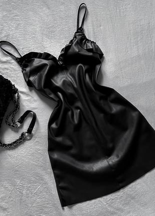 Невероятное облегающее черное платье по фигуре из экокожи10 фото