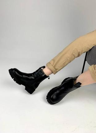 Жіночі ботінки bottega veneta black (no brand) змійка

женские ботинки вената ботега2 фото