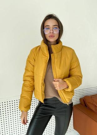 Женская горчичная осенняя куртка короткая з карманами стильная желтая весенняя1 фото