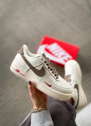 Nike air force 1 brown white rise mocco топовые кроссовки найк белые коричневые кофейные білі крутезні кросівки демі осінь весна літо новинка