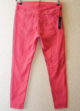 Женские джинсы diesel розового цвета, skinny, с рваностями.4 фото