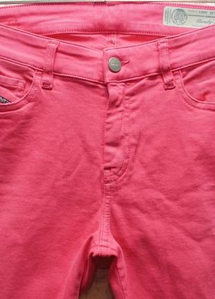 Женские джинсы diesel розового цвета, skinny, с рваностями.6 фото