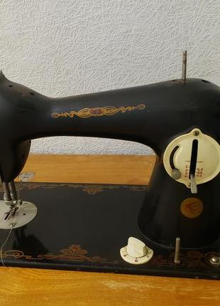 Швейна машинка ножна подольськ 1963 р з дерев'яною тумбою.