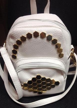 Рюкзак мини однотонный кожзам компактный белый с золотистыми заклепками2 фото
