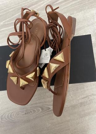 Шкіряні босоніжки uterqüe