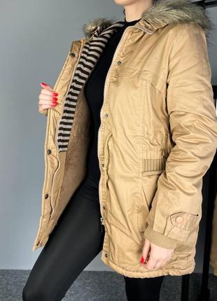 Зимняя куртка парка женская с мехом и большими карманами - бежевая4 фото