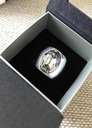 Серебряное кольцо с камнем swarovski