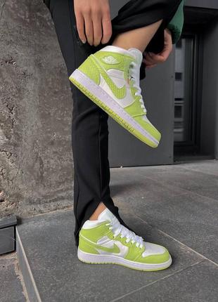 Nike jordan 1 retro green python жіночі високі топ кросівки найк джордан салатові під рептилію яркие кроссовки под рептилию салатовые люкс качество