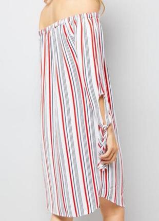 Сукня з відкритими плечами у смужку