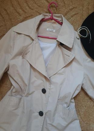 Бежевый плащ 2