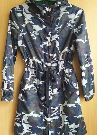 Тонкий жіночій плащ