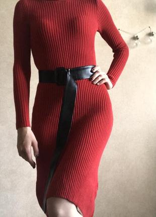 Червона в‘язана сукня