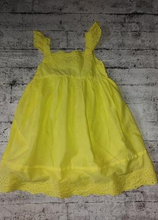 Яркое желтое платье на девочку 1 год1 фото